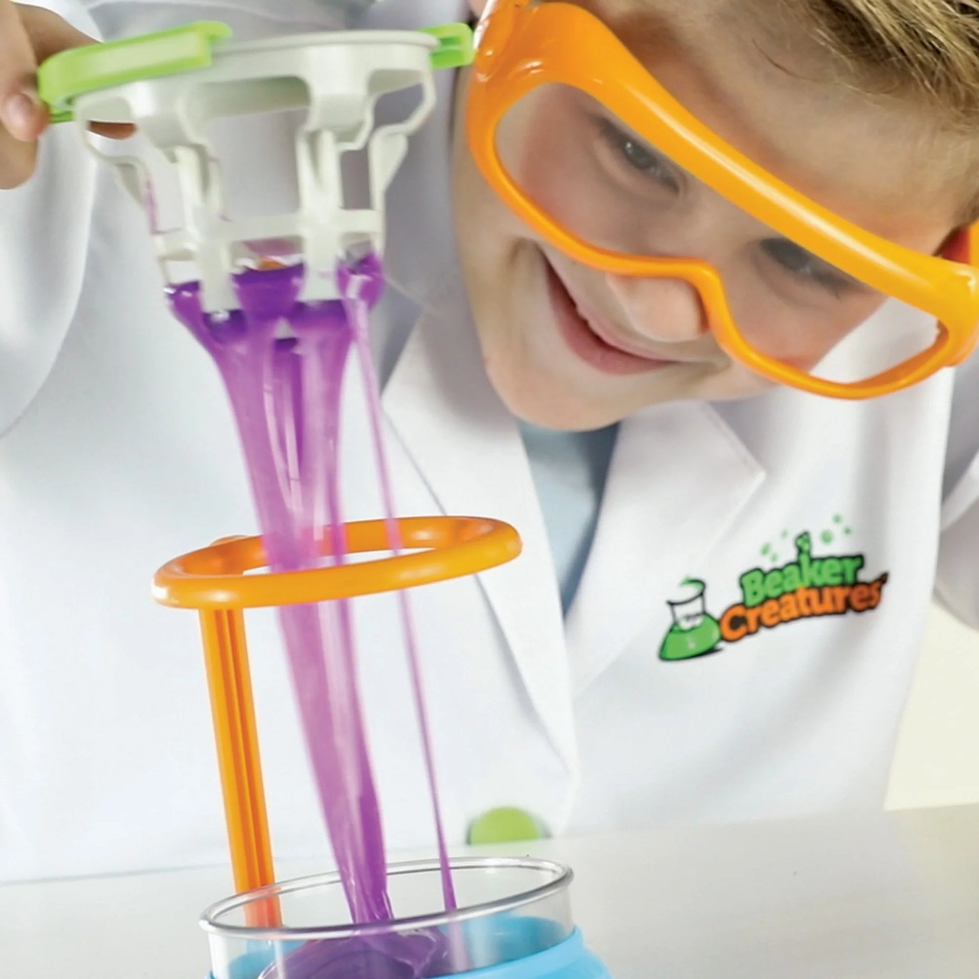 Beaker Creatures Alien Experiment Lab science kit with 18 pieces for kids ages 5 and up, featuring colorful lab tools and alien figures.