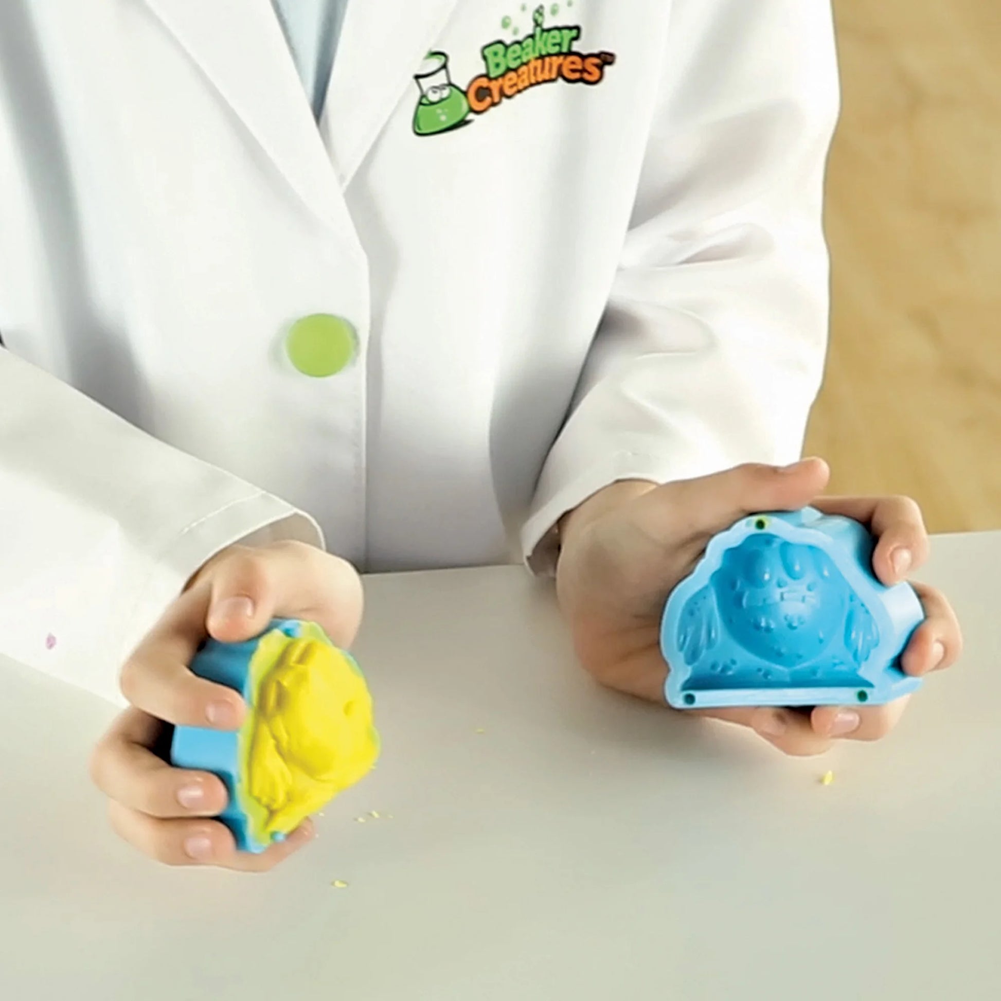 Beaker Creatures Alien Experiment Lab science kit with 18 pieces, suitable for kids ages 5 and up, includes lab tools and creature figures.