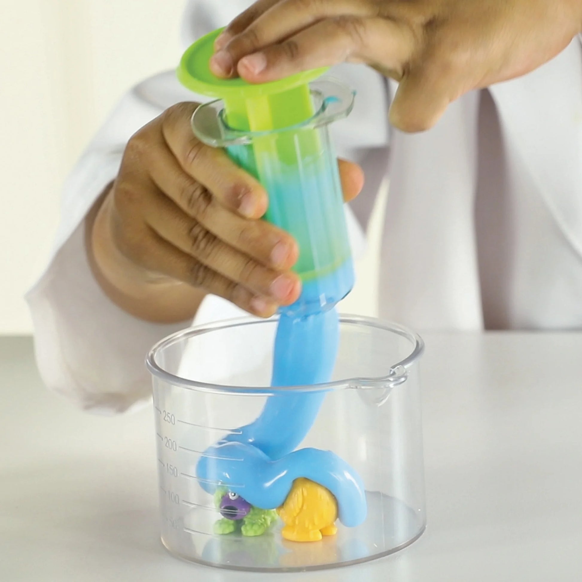 Beaker Creatures Alien Experiment Lab science kit with 18 pieces, for kids ages 5 and up, includes colorful science toys and experiment accessories.